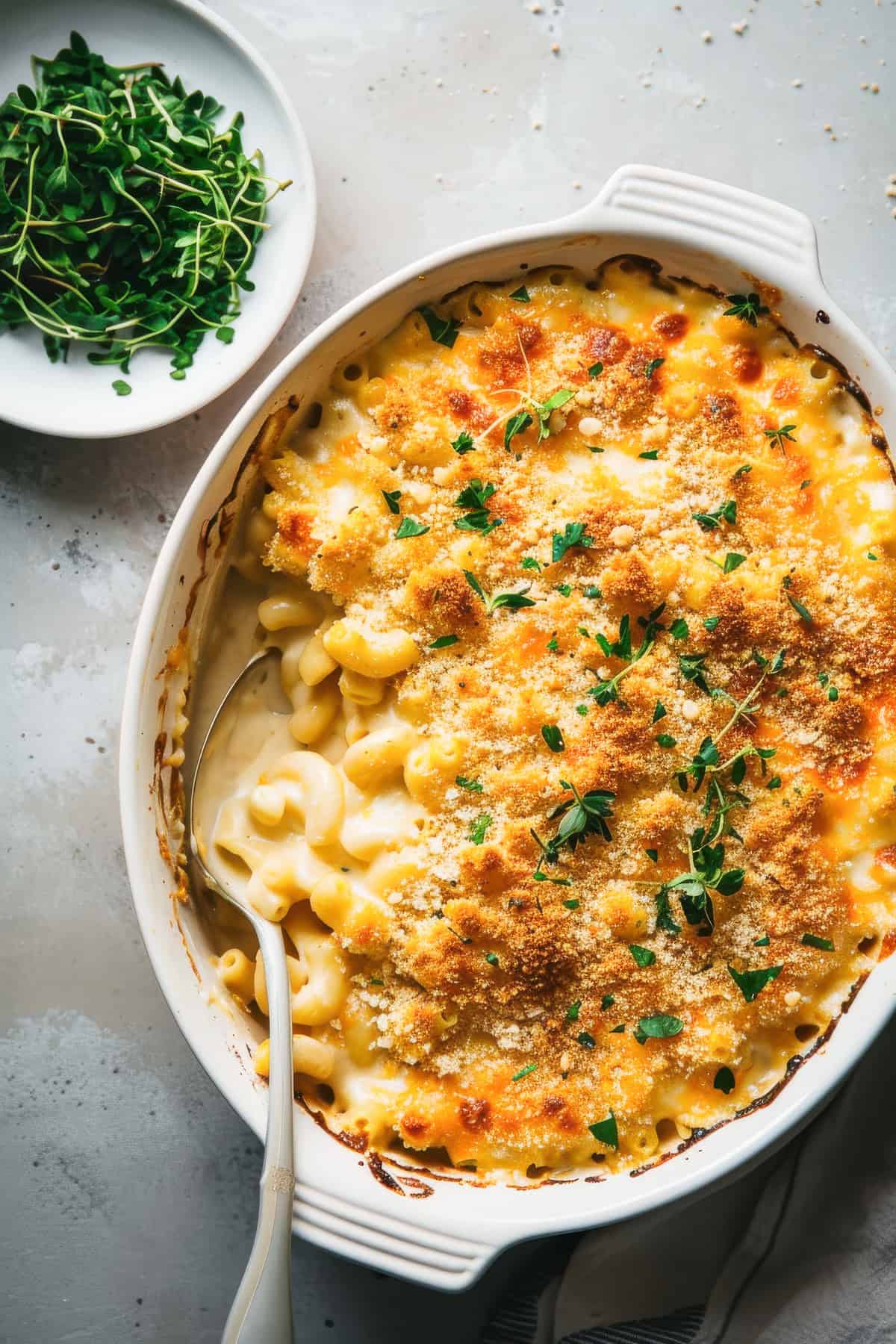 Easy mac and cheese with breadcrumbs and parsley on top.