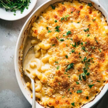 Easy mac and cheese with breadcrumbs and parsley on top.