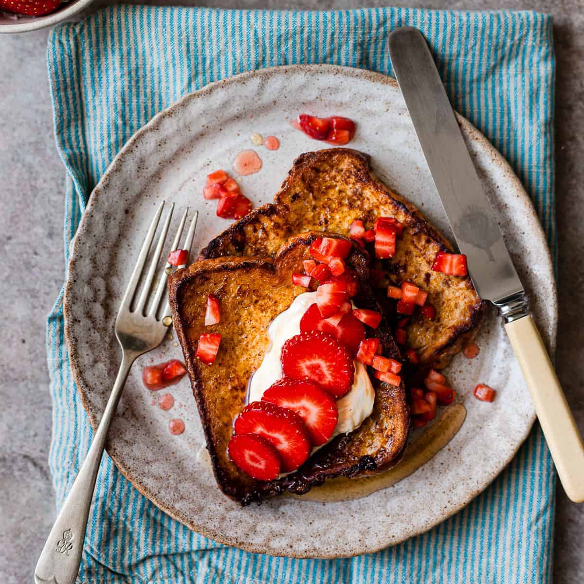 eggy bread with strawberries and cream