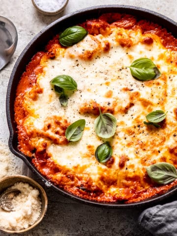 Cheesy baked tortellini with basil leaves.