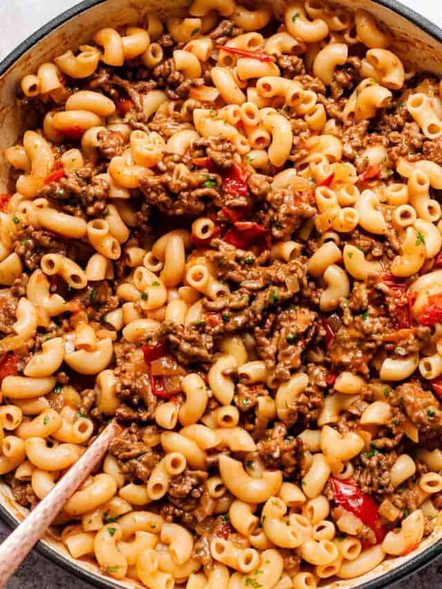 Aldi recipes cheeseburger pasta in a pan.