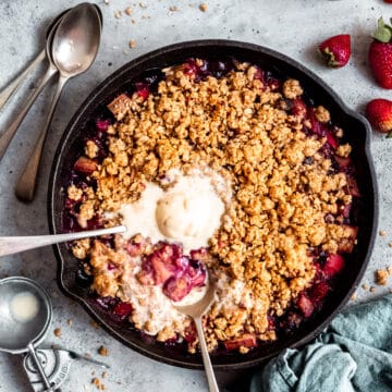 Rhubarb crumble with ice cream and spoons.