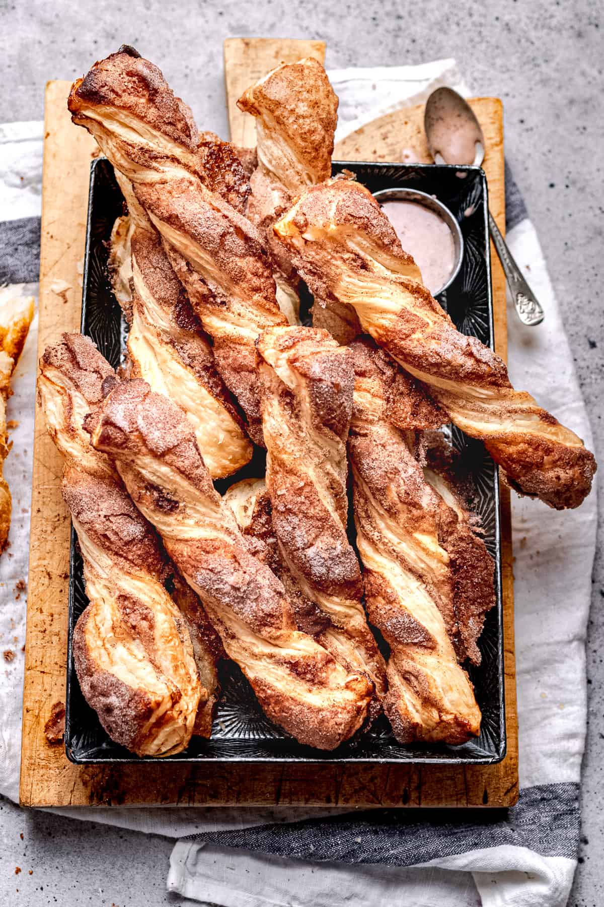 Cinnamon puff pastry twists in a baking tray.