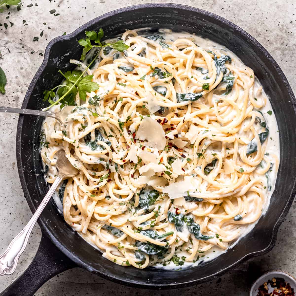 Ricotta and spinach pasta in a pan.