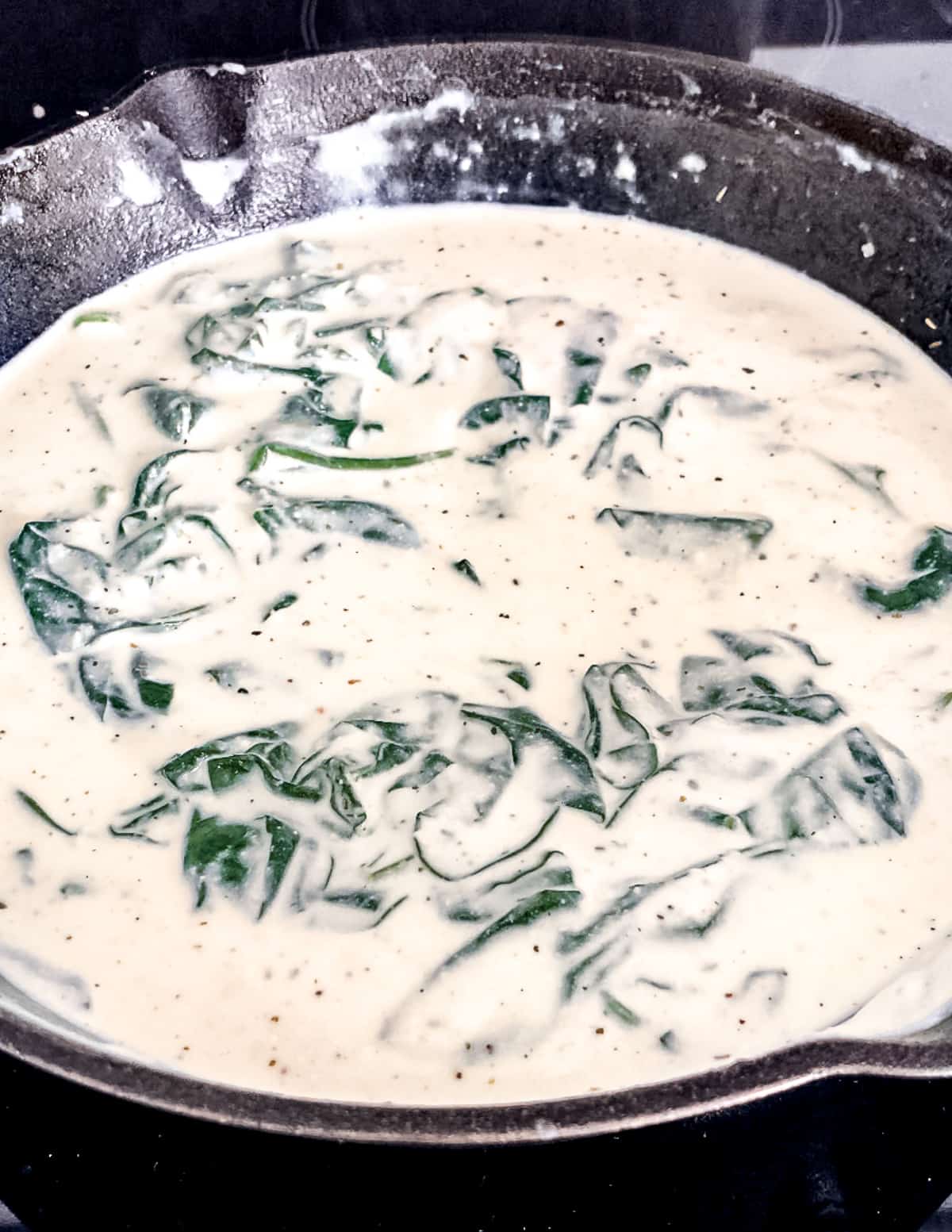 The finished ricotta spinach sauce in a pan.