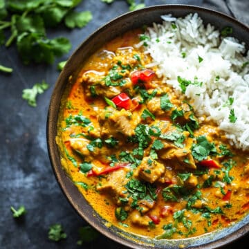 Easy pork curry in coconut sauce with rice.
