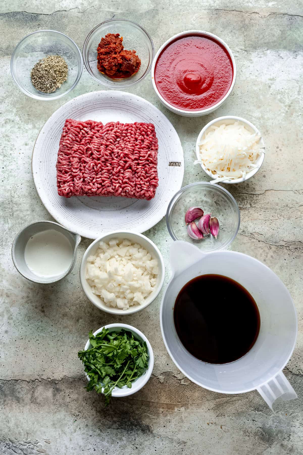 Ingredients for creamy bolognese and shells.